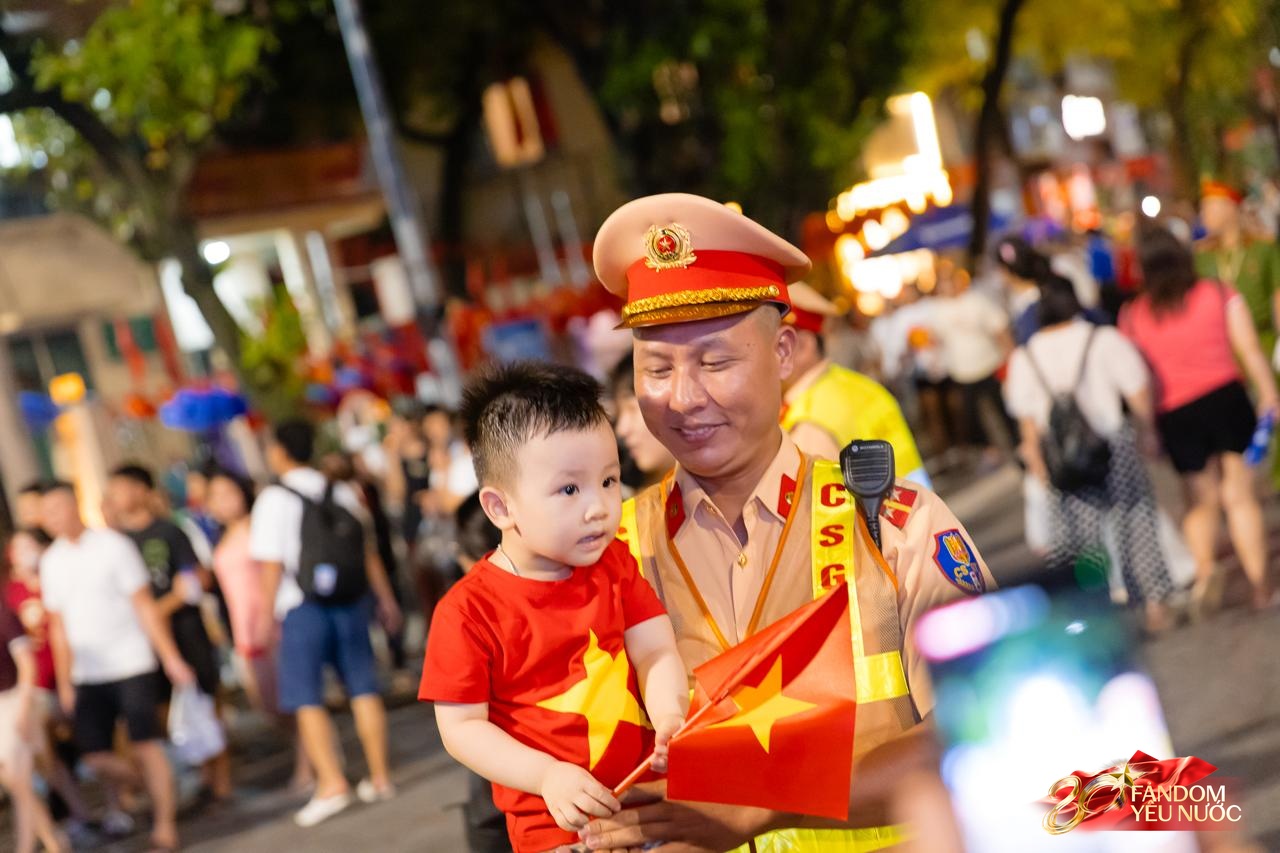 Chưa từng có: Phố phường Hà Nội hóa sân khấu, biển người hát vang xuyên đêm chờ tổng duyệt A80- Ảnh 6.