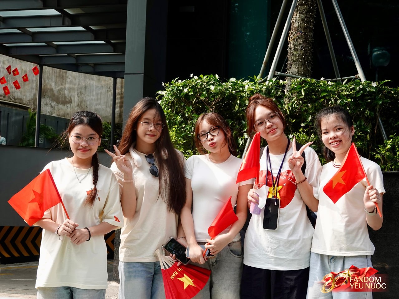 Muôn kiểu chống nắng của người dân khi xếp hàng nhận chỗ hàng chục tiếng trước giờ tổng duyệt A80- Ảnh 24. Muôn kiểu chống nắng của người dân khi xếp hàng nhận chỗ hàng chục tiếng trước giờ tổng duyệt A80- Ảnh 24.