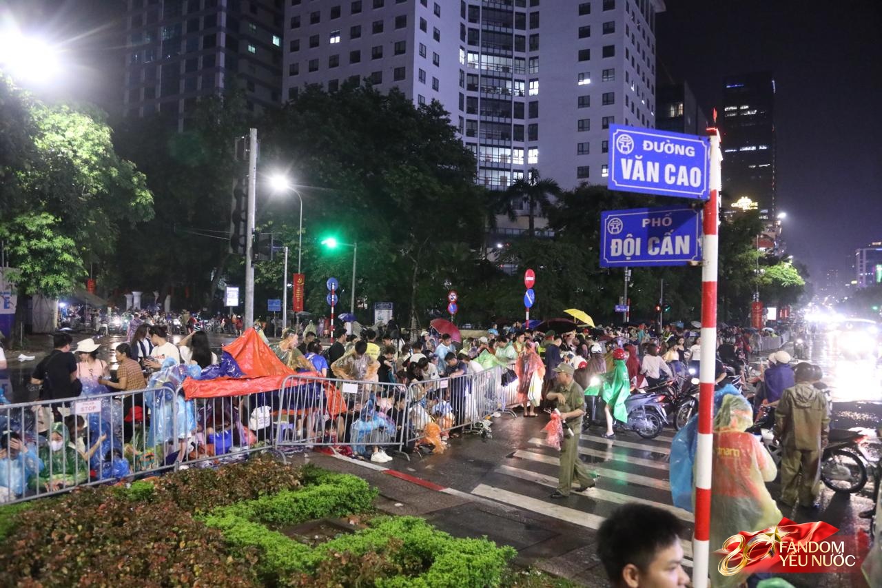 Bắt đầu cấm đường phục vụ tổng duyệt A80, nhiều người đã gửi xe đi bộ tìm chỗ "cắm trại" xuyên đêm- Ảnh 9. Bắt đầu cấm đường phục vụ tổng duyệt A80, nhiều người đã gửi xe đi bộ tìm chỗ "cắm trại" xuyên đêm- Ảnh 9.