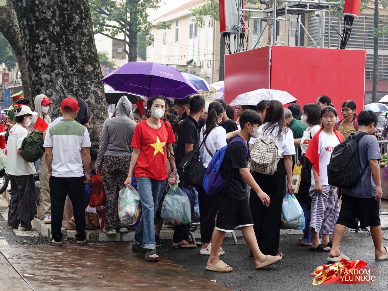 Muôn kiểu chống nắng của người dân khi xếp hàng nhận chỗ hàng chục tiếng trước giờ tổng duyệt A80- Ảnh 25. Muôn kiểu chống nắng của người dân khi xếp hàng nhận chỗ hàng chục tiếng trước giờ tổng duyệt A80- Ảnh 25.