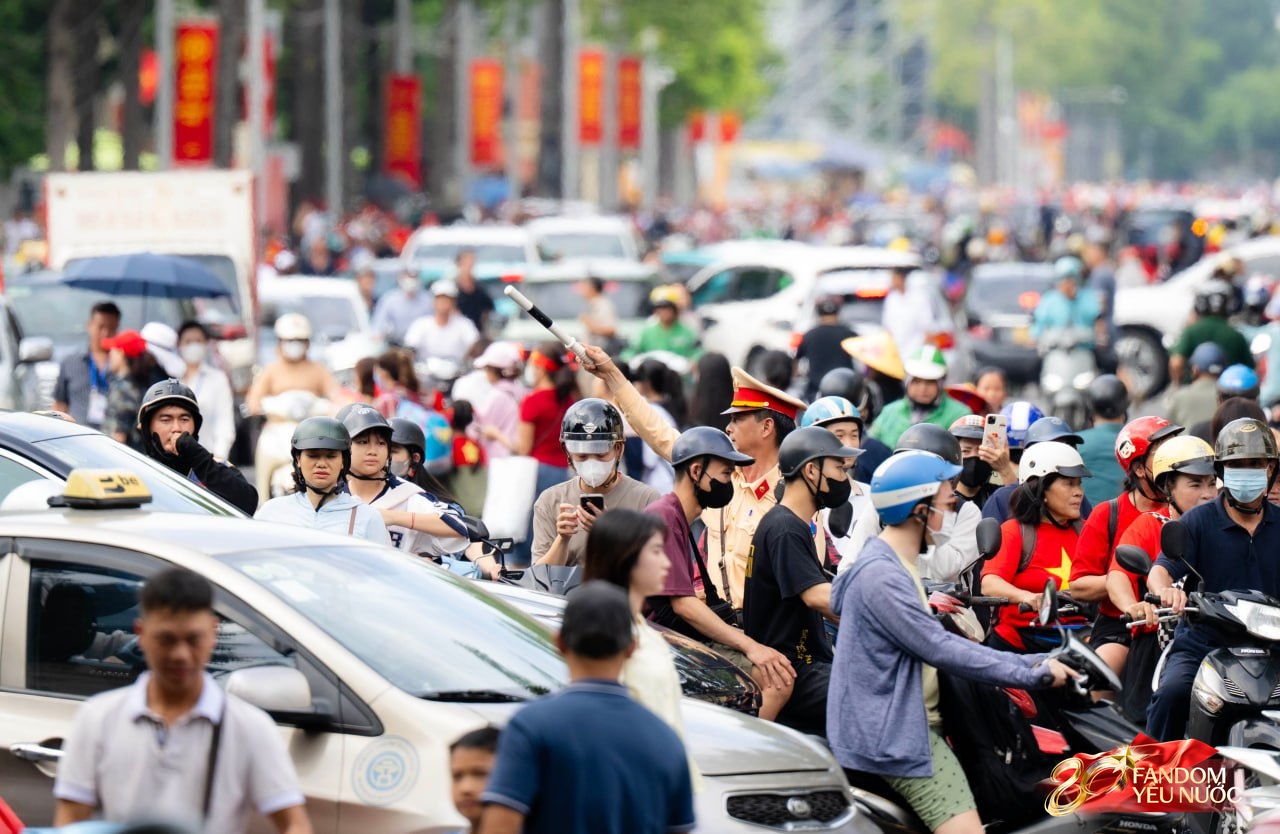Muôn kiểu chống nắng của người dân khi xếp hàng nhận chỗ hàng chục tiếng trước giờ tổng duyệt A80- Ảnh 2. Muôn kiểu chống nắng của người dân khi xếp hàng nhận chỗ hàng chục tiếng trước giờ tổng duyệt A80- Ảnh 2.