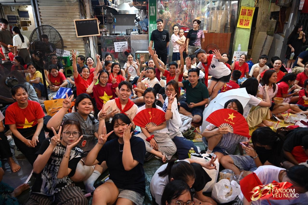 Bắt đầu cấm đường phục vụ tổng duyệt A80, nhiều người đã gửi xe đi bộ tìm chỗ "cắm trại" xuyên đêm- Ảnh 39. Bắt đầu cấm đường phục vụ tổng duyệt A80, nhiều người đã gửi xe đi bộ tìm chỗ "cắm trại" xuyên đêm- Ảnh 39.