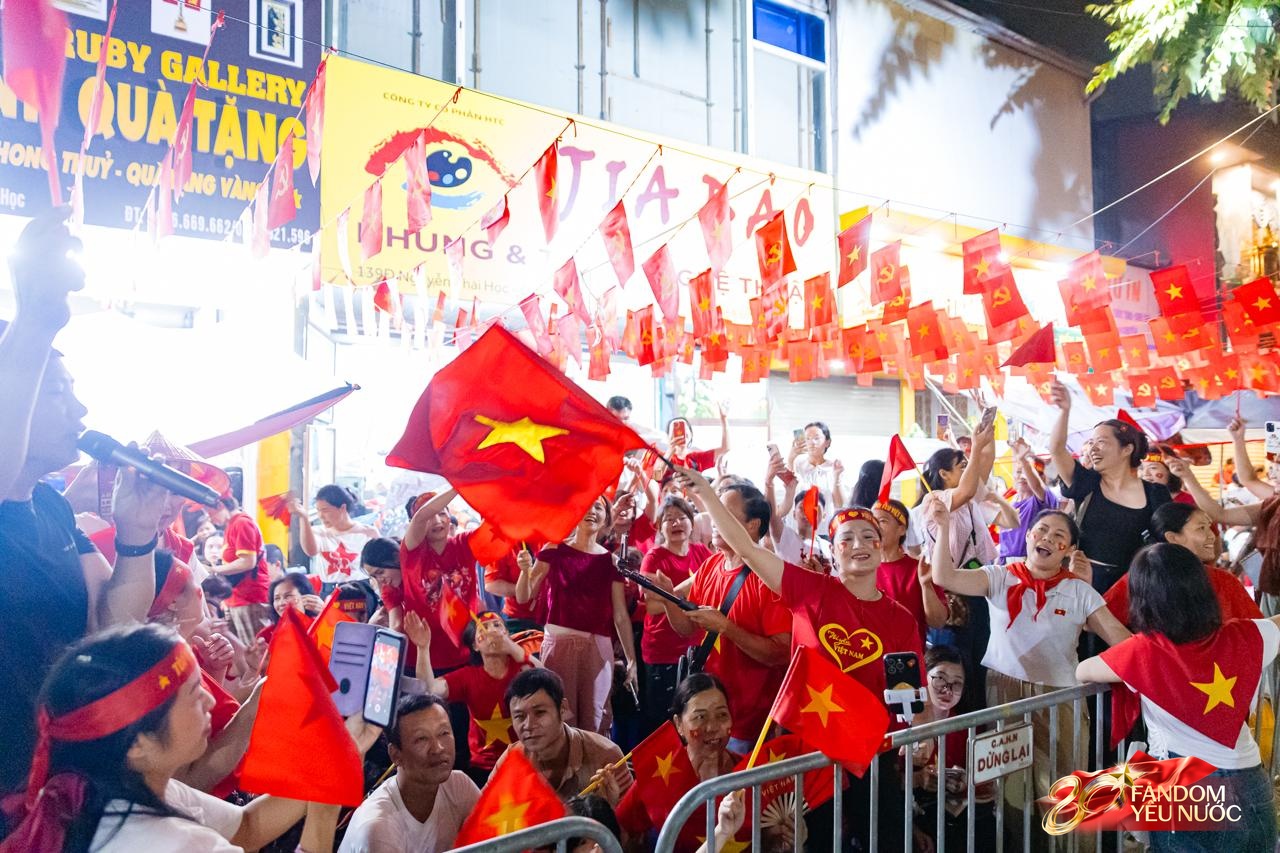 Chưa từng có: Phố phường Hà Nội hóa sân khấu, biển người hát vang xuyên đêm chờ tổng duyệt A80- Ảnh 4.