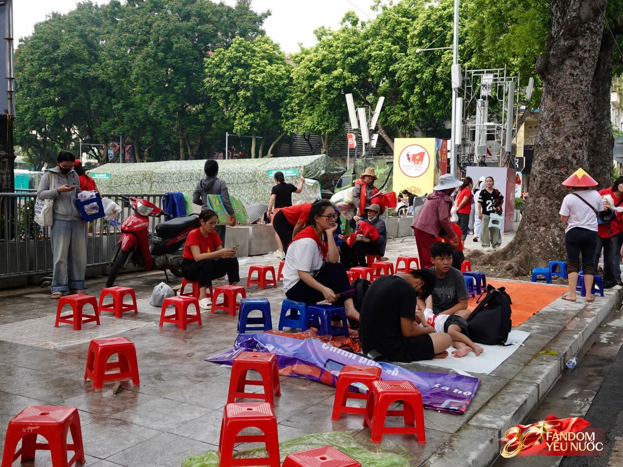 Muôn kiểu chống nắng của người dân khi xếp hàng nhận chỗ hàng chục tiếng trước giờ tổng duyệt A80- Ảnh 22. Muôn kiểu chống nắng của người dân khi xếp hàng nhận chỗ hàng chục tiếng trước giờ tổng duyệt A80- Ảnh 22.
