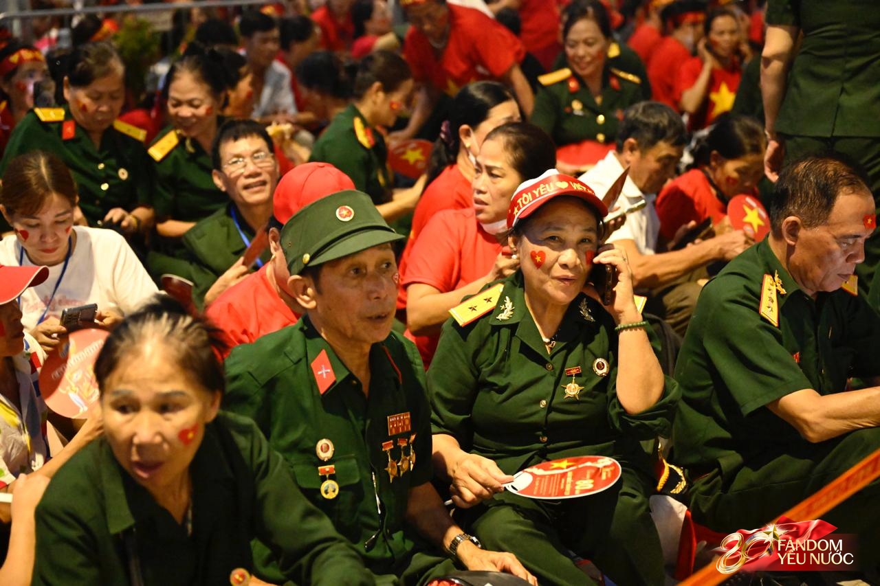 Bắt đầu cấm đường phục vụ tổng duyệt A80, nhiều người đã gửi xe đi bộ tìm chỗ "cắm trại" xuyên đêm- Ảnh 32. Bắt đầu cấm đường phục vụ tổng duyệt A80, nhiều người đã gửi xe đi bộ tìm chỗ "cắm trại" xuyên đêm- Ảnh 32.