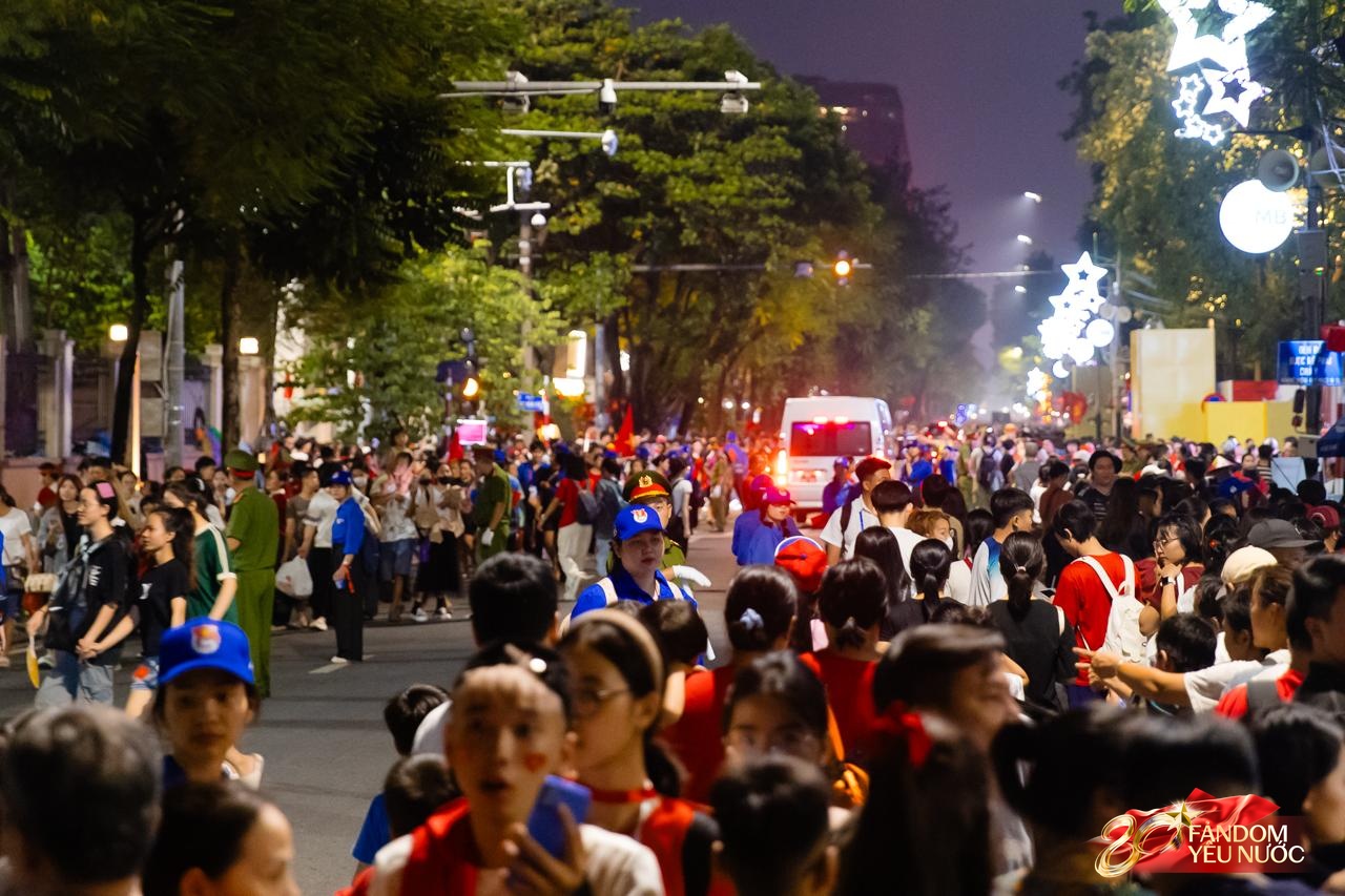 Chưa từng có: Phố phường Hà Nội hóa sân khấu, biển người hát vang xuyên đêm chờ tổng duyệt A80- Ảnh 2.