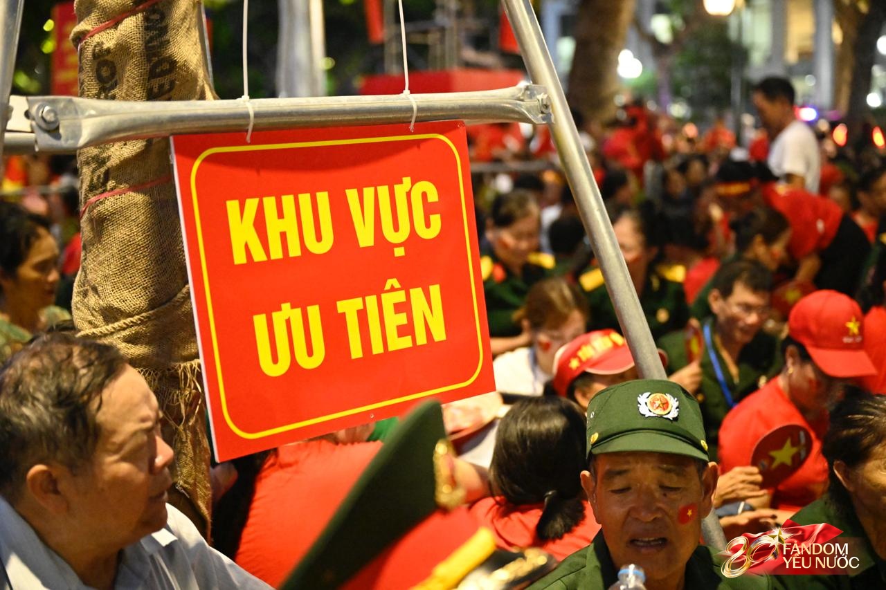 Bắt đầu cấm đường phục vụ tổng duyệt A80, nhiều người đã gửi xe đi bộ tìm chỗ "cắm trại" xuyên đêm- Ảnh 34. Bắt đầu cấm đường phục vụ tổng duyệt A80, nhiều người đã gửi xe đi bộ tìm chỗ "cắm trại" xuyên đêm- Ảnh 34.