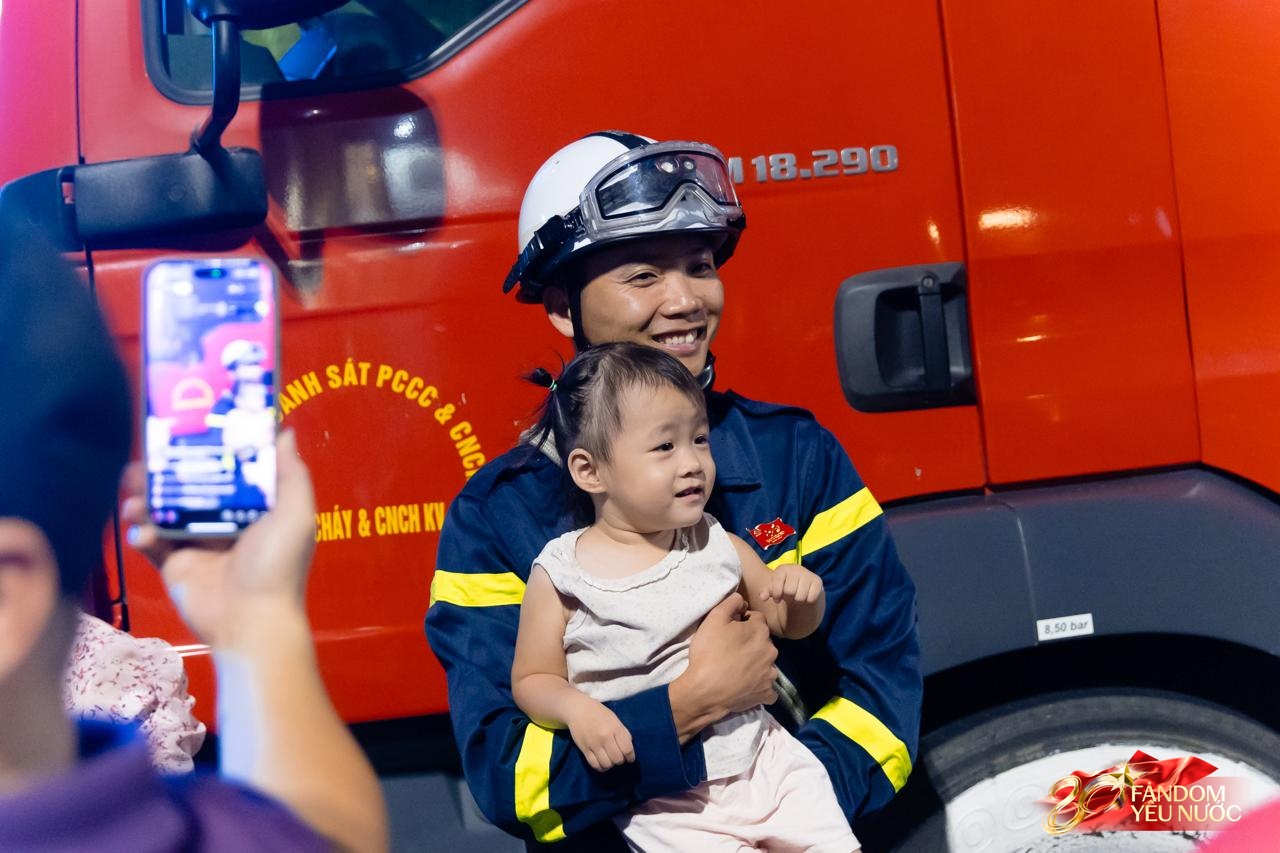 Chưa từng có: Phố phường Hà Nội hóa sân khấu, biển người hát vang xuyên đêm chờ tổng duyệt A80- Ảnh 5.
