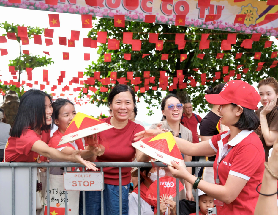 Nón lá, quạt giấy và 80.000 điểm Viettel++: Những món quà mang đúng tinh thần ngày lễ toàn dân - Ảnh 3. Nón lá, quạt giấy và 80.000 điểm Viettel++: Những món quà mang đúng tinh thần ngày lễ toàn dân - Ảnh 3.