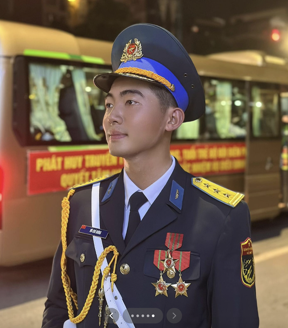 Cực phẩm hội tụ: Khối trưởng điển trai A80 nắm tay người yêu đến chụp ảnh cùng Duy Mạnh - Quỳnh Anh- Ảnh 4. Cực phẩm hội tụ: Khối trưởng điển trai A80 nắm tay người yêu đến chụp ảnh cùng Duy Mạnh - Quỳnh Anh- Ảnh 4.