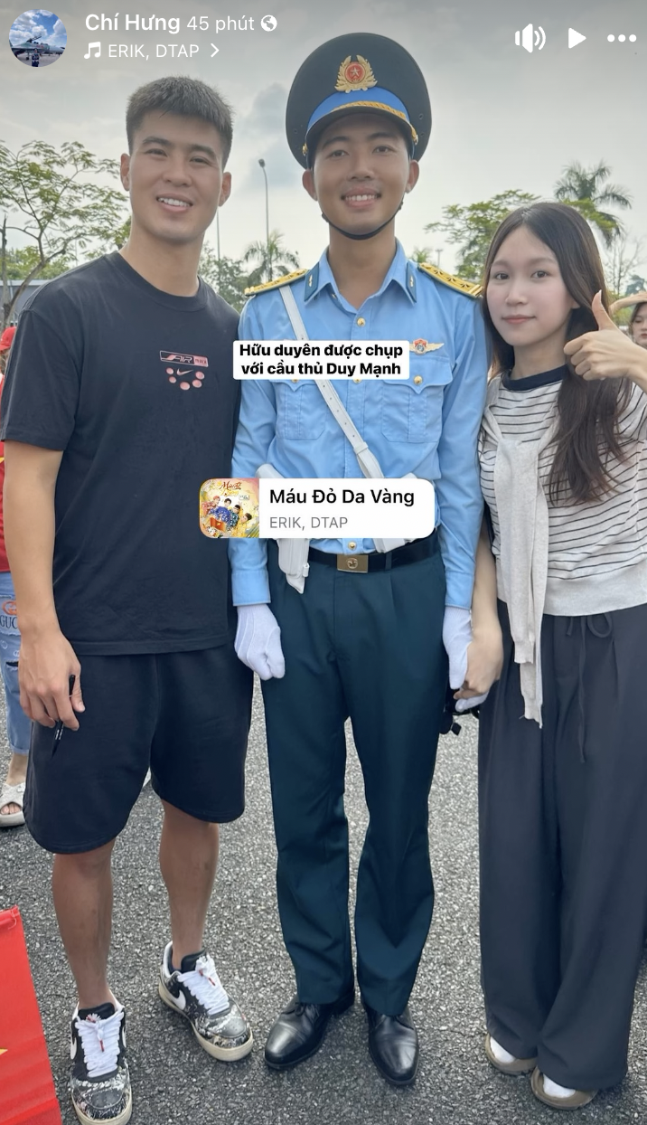 Cực phẩm hội tụ: Khối trưởng điển trai A80 nắm tay người yêu đến chụp ảnh cùng Duy Mạnh - Quỳnh Anh- Ảnh 1. Cực phẩm hội tụ: Khối trưởng điển trai A80 nắm tay người yêu đến chụp ảnh cùng Duy Mạnh - Quỳnh Anh- Ảnh 1.