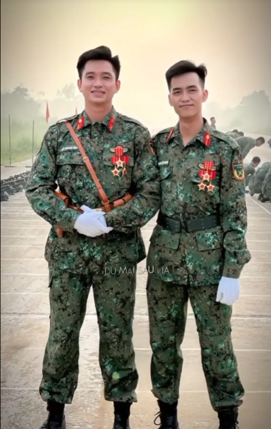 Thượng uý Lê Hoàng Hiệp được đồng đội Thượng uý Lê Hoàng Hiệp được đồng đội