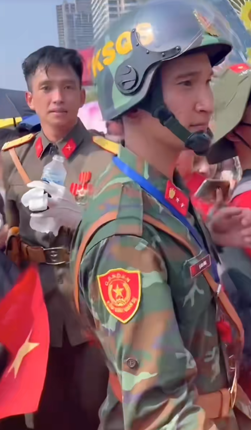 Thượng uý Lê Hoàng Hiệp được đồng đội Thượng uý Lê Hoàng Hiệp được đồng đội