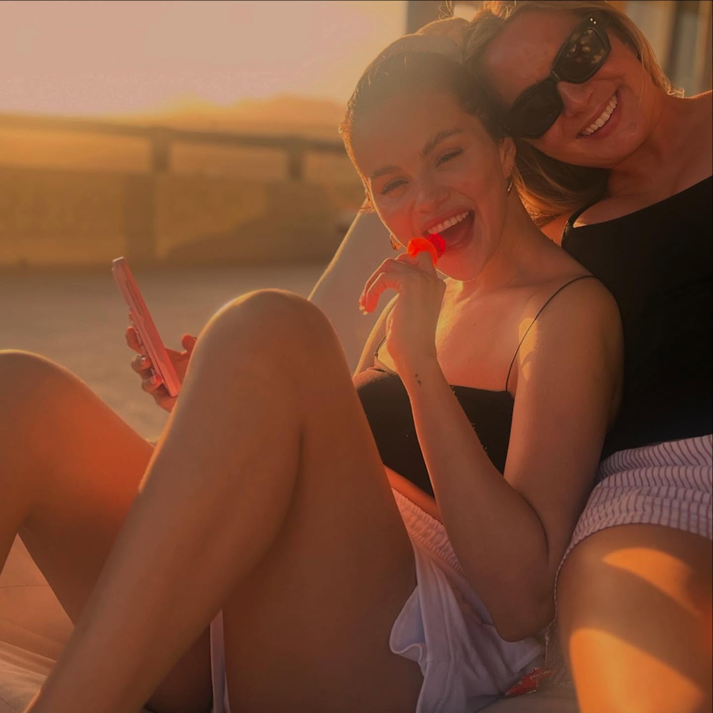 Selena Gomez sắp thành vợ người ta: Xinh đẹp dịu dàng phát sốt, diện bikini sexy muốn Selena Gomez sắp thành vợ người ta: Xinh đẹp dịu dàng phát sốt, diện bikini sexy muốn