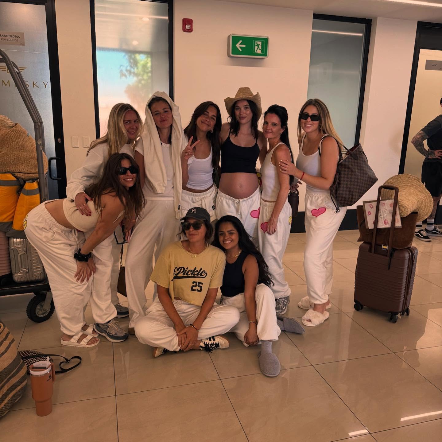 Selena Gomez sắp thành vợ người ta: Xinh đẹp dịu dàng phát sốt, diện bikini sexy muốn Selena Gomez sắp thành vợ người ta: Xinh đẹp dịu dàng phát sốt, diện bikini sexy muốn