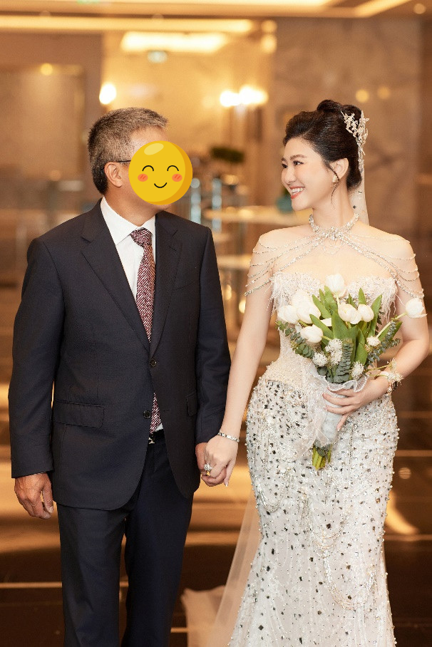 Nữ NSND giàu bậc nhất làng cải lương lần đầu công khai có chồng, ở biệt thự như cung điện, đi Roll Royce - Ảnh 8. Nữ NSND giàu bậc nhất làng cải lương lần đầu công khai có chồng, ở biệt thự như cung điện, đi Roll Royce - Ảnh 8.