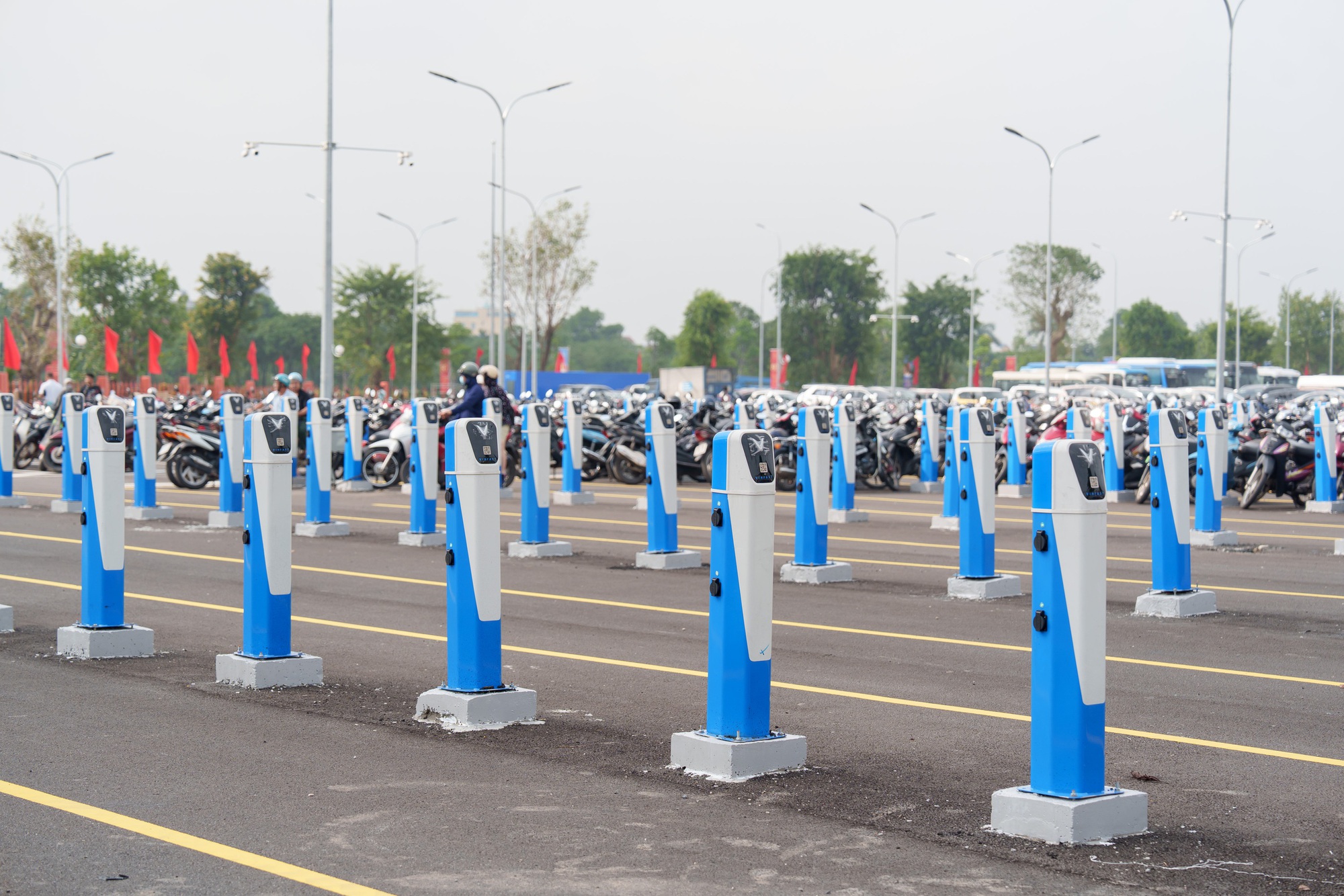 &Ocirc;ng Phạm Nhật Vượng vừa đưa v&agrave;o vận h&agrave;nh trạm sạc xe điện lớn nhất Việt Nam: Tổng cộng gần 1.200 cổng sạc, toạ lạc ở c&ocirc;ng tr&igrave;nh top 10 thế giới - Ảnh 2.