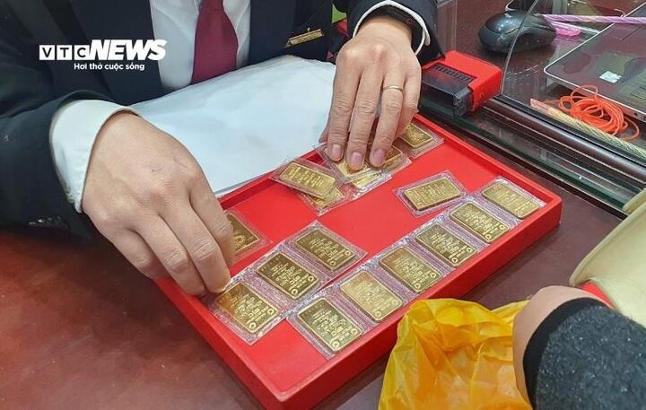 Giá vàng sắp chạm 129 triệu đồng/lượng, phá đỉnh ngày thứ ba liên tiếp - Ảnh 1. Giá vàng sắp chạm 129 triệu đồng/lượng, phá đỉnh ngày thứ ba liên tiếp - Ảnh 1.