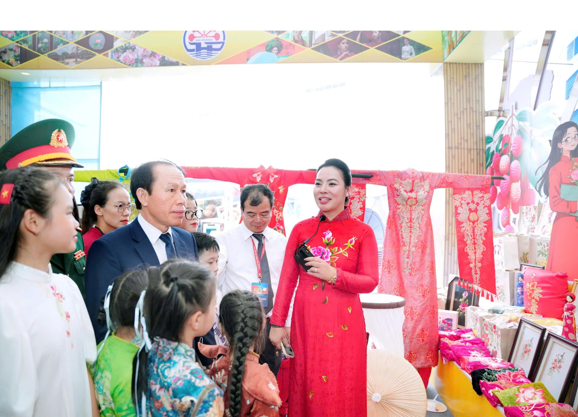 NTK Cao Thu Vân mang áo dài thêu tay đến Triển lãm 80 năm thành tựu đất nước - Ảnh 2.