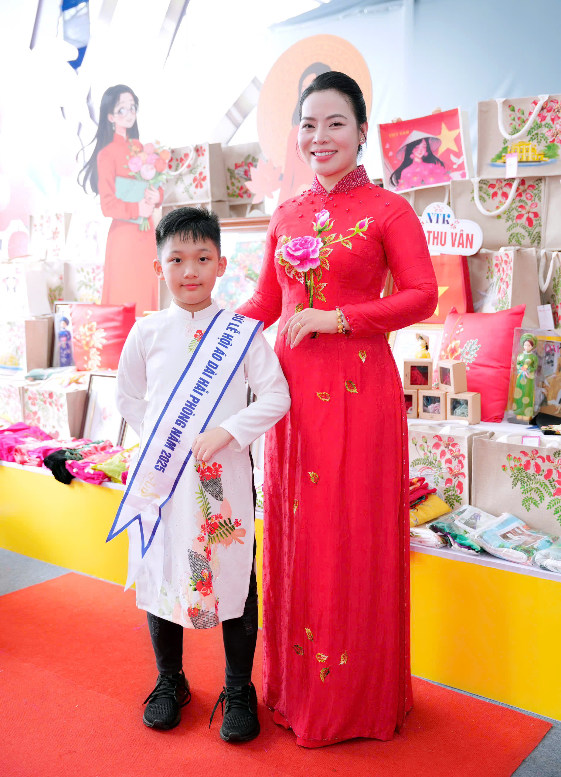 NTK Cao Thu Vân mang áo dài thêu tay đến Triển lãm 80 năm thành tựu đất nước - Ảnh 4.