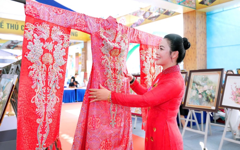 NTK Cao Thu Vân mang áo dài thêu tay đến Triển lãm 80 năm thành tựu đất nước - Ảnh 1.