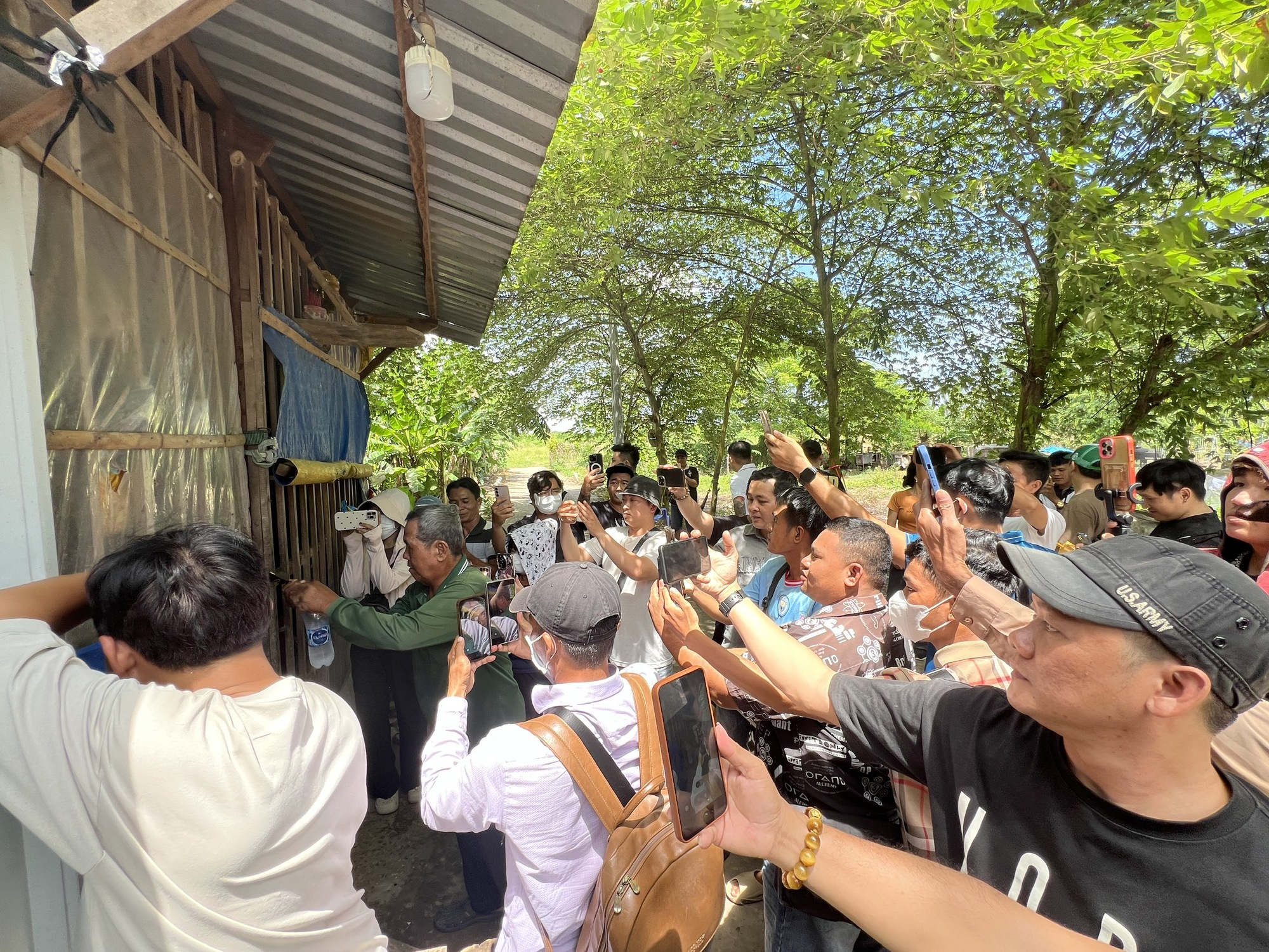 Ông Ba Minh - từ nhân vật được thương cảm thành hiện tượng bất đắc dĩ của mạng xã hội- Ảnh 3. Ông Ba Minh - từ nhân vật được thương cảm thành hiện tượng bất đắc dĩ của mạng xã hội- Ảnh 3.