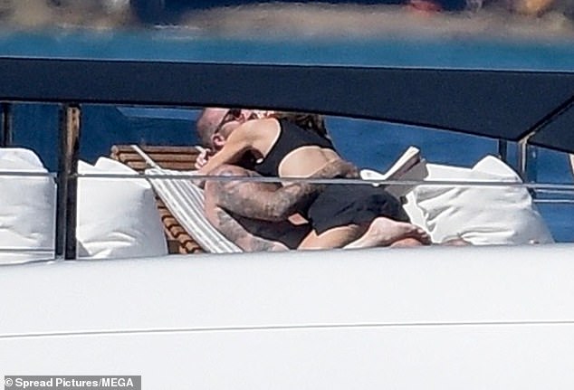 Đỏ mặt với loạt ảnh thân mật của David Beckham và Victoria tuổi 50 bị paparazzi 