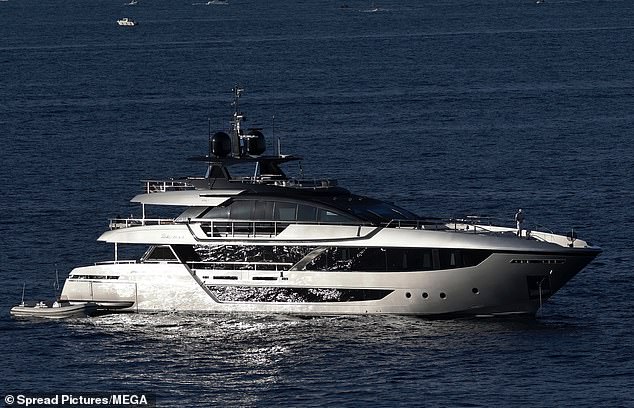 Đỏ mặt với loạt ảnh thân mật của David Beckham và Victoria tuổi 50 bị paparazzi 