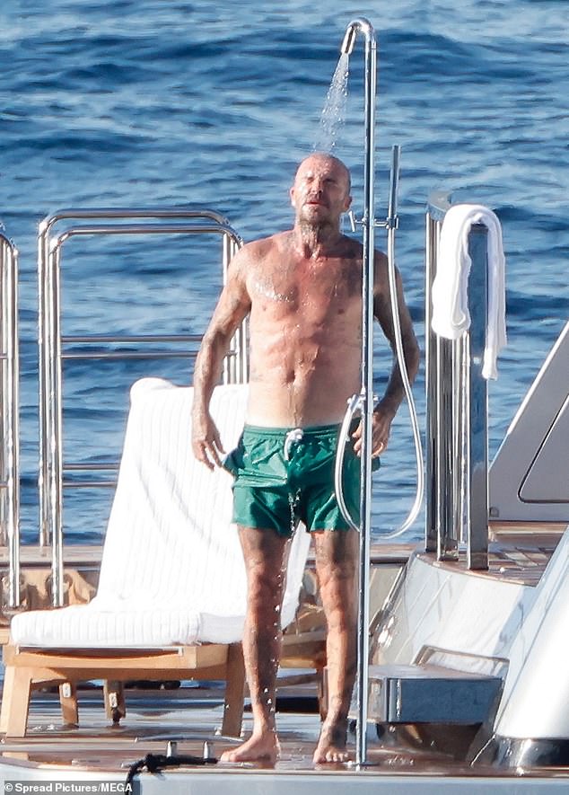 Đỏ mặt với loạt ảnh thân mật của David Beckham và Victoria tuổi 50 bị paparazzi 