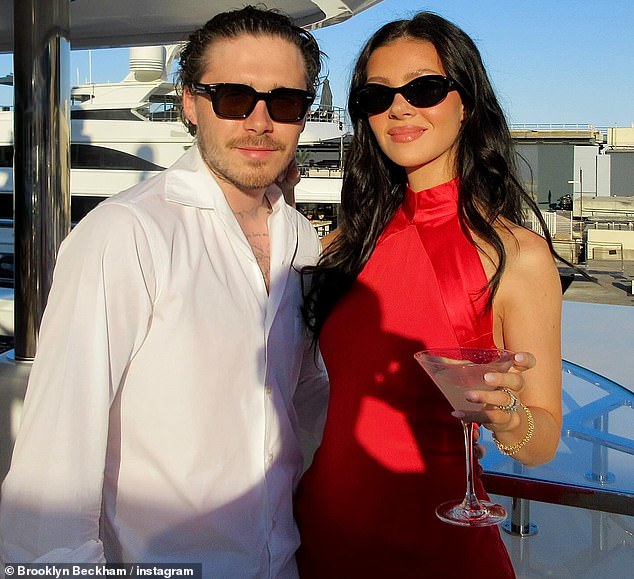 Đỏ mặt với loạt ảnh thân mật của David Beckham và Victoria tuổi 50 bị paparazzi 