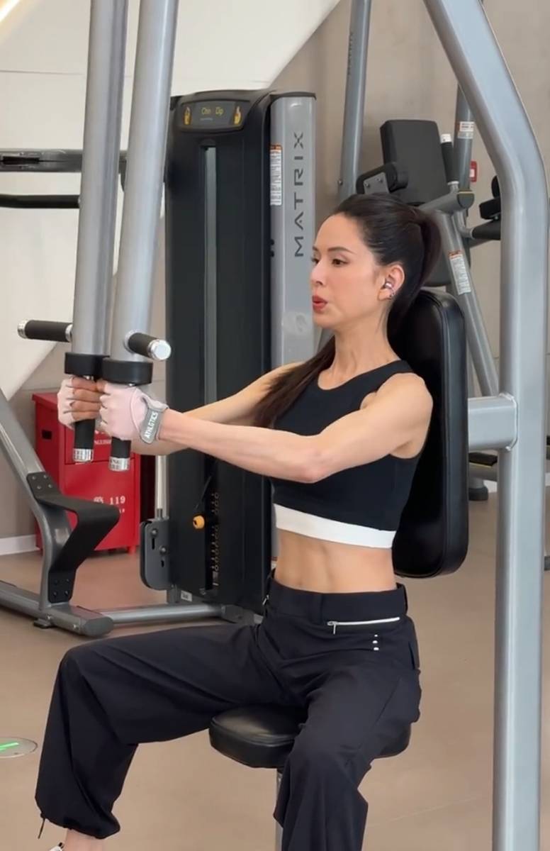 Lý Nhược Đồng khoe body cực phẩm tuổi 58: Vòng eo số 11, cánh tay săn chắc và thần thái không tuổi- Ảnh 3. Lý Nhược Đồng khoe body cực phẩm tuổi 58: Vòng eo số 11, cánh tay săn chắc và thần thái không tuổi- Ảnh 3.