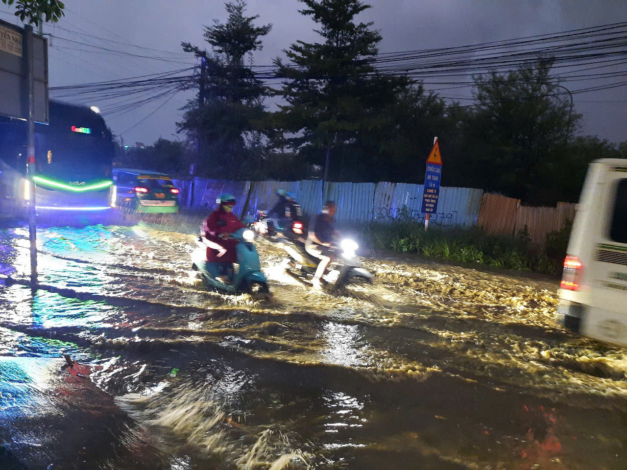 TP HCM nơi sấm chớp rì rầm, nơi mưa to gây ngập - Ảnh 1.