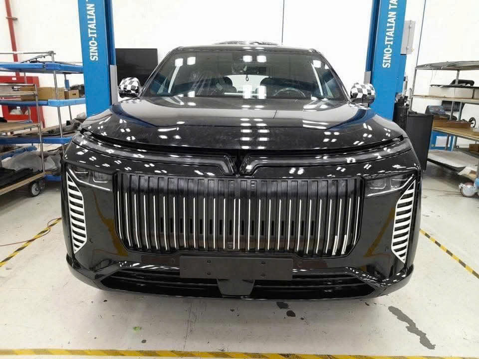 Bộ ảnh này cho thấy rõ nét thiết kế SUV VinFast cỡ lớn mới: Trục giữa dài hơn hẳn VF 9, nội thất có thể tối ưu cho ‘chủ tịch’ - Ảnh 3.