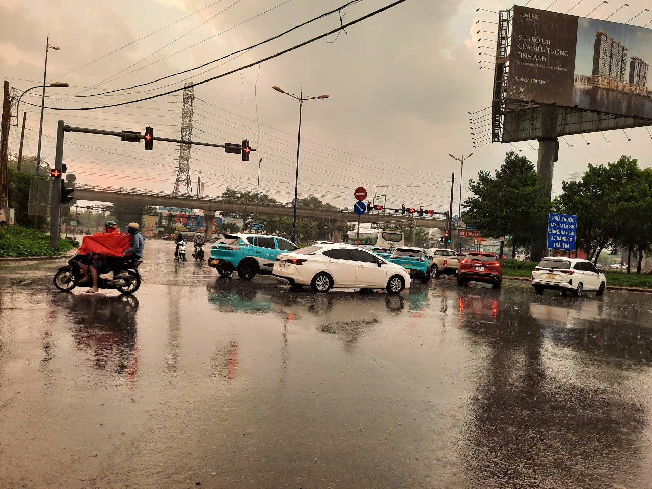 TP HCM nơi sấm chớp rì rầm, nơi mưa to gây ngập - Ảnh 5.