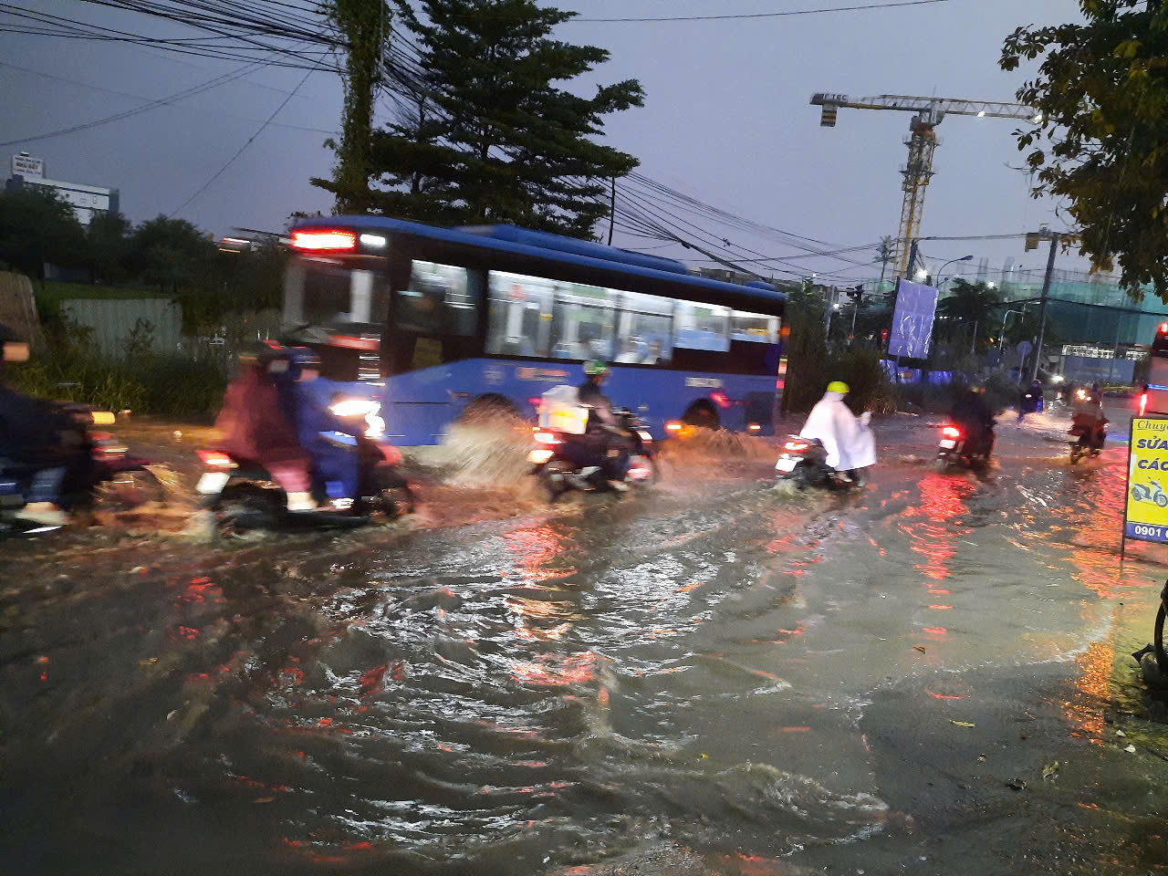 TP HCM nơi sấm chớp rì rầm, nơi mưa to gây ngập - Ảnh 3.