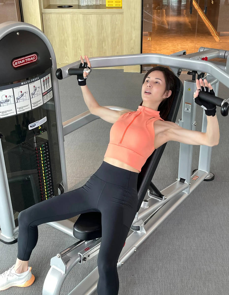 Lý Nhược Đồng khoe body cực phẩm tuổi 58: Vòng eo số 11, cánh tay săn chắc và thần thái không tuổi- Ảnh 5. Lý Nhược Đồng khoe body cực phẩm tuổi 58: Vòng eo số 11, cánh tay săn chắc và thần thái không tuổi- Ảnh 5.
