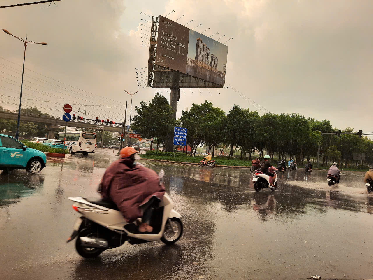 TP HCM nơi sấm chớp rì rầm, nơi mưa to gây ngập - Ảnh 4.