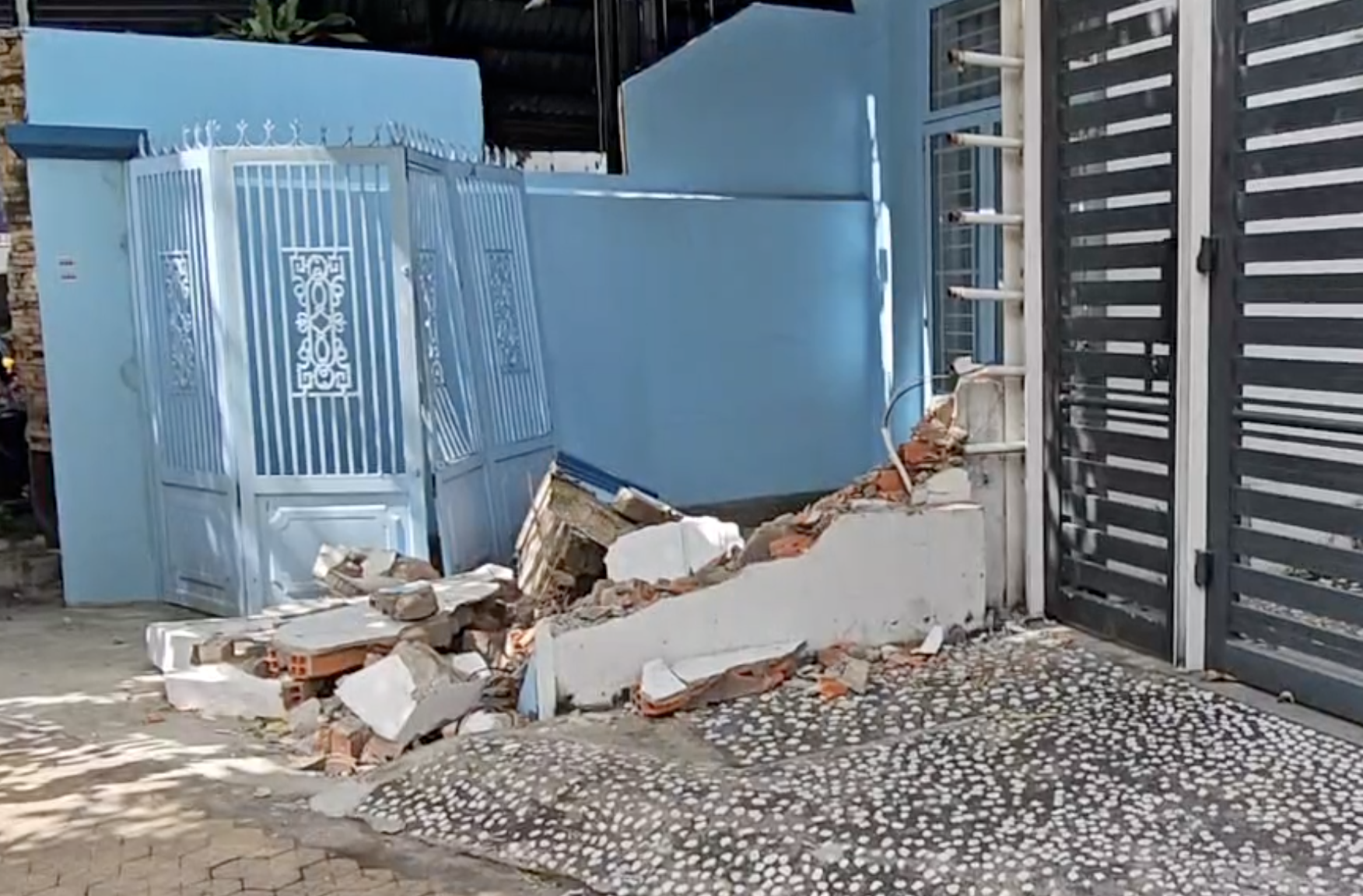 Thông tin mới vụ tài xế taxi cầm dao sau khi tông 2 căn nhà ở TP HCM- Ảnh 1. Thông tin mới vụ tài xế taxi cầm dao sau khi tông 2 căn nhà ở TP HCM- Ảnh 1.