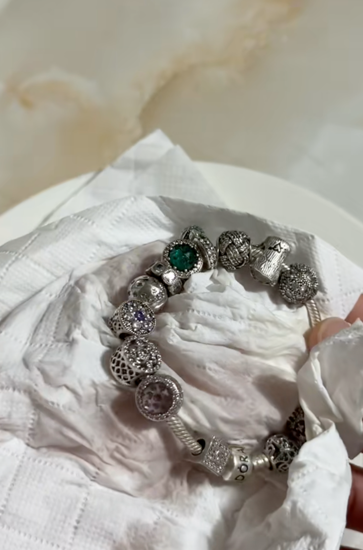 Mẹo đánh bóng trang sức xỉn màu chỉ 1 bước: Cô gái thử xong phải quay clip khoe vì quá bất ngờ- Ảnh 22.