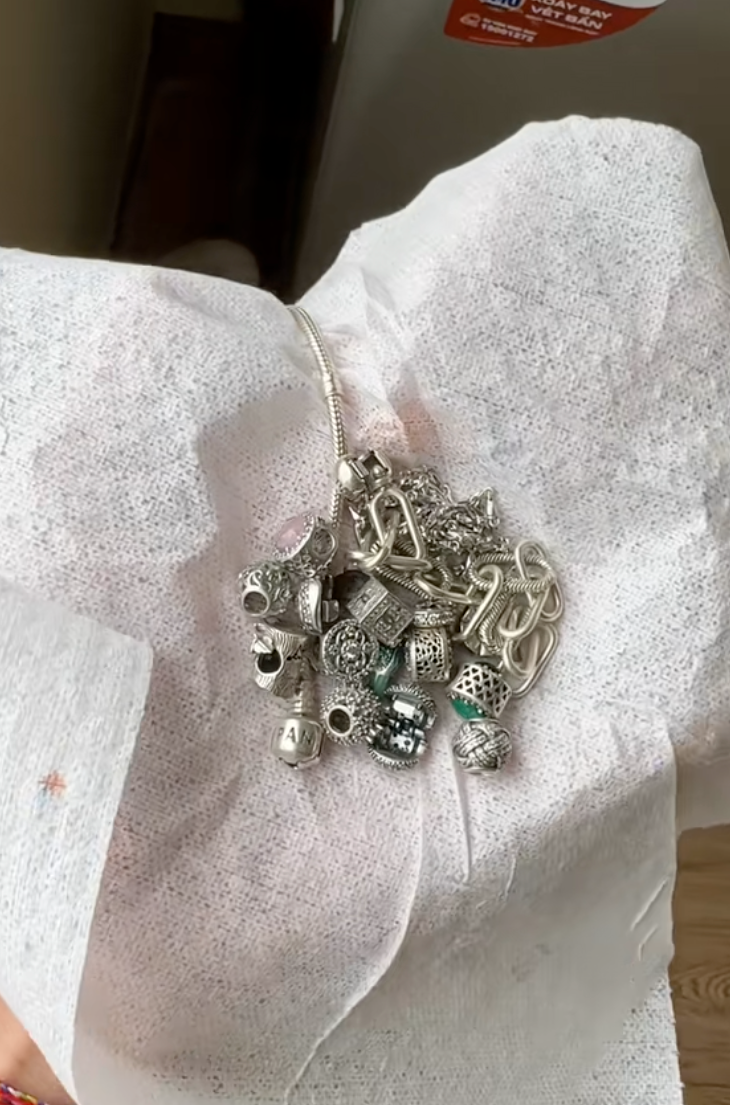 Mẹo đánh bóng trang sức xỉn màu chỉ 1 bước: Cô gái thử xong phải quay clip khoe vì quá bất ngờ- Ảnh 21.