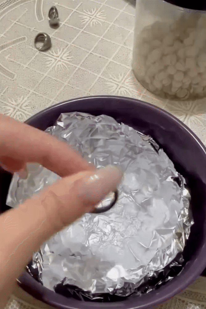 Mẹo đánh bóng trang sức xỉn màu chỉ 1 bước: Cô gái thử xong phải quay clip khoe vì quá bất ngờ- Ảnh 2.