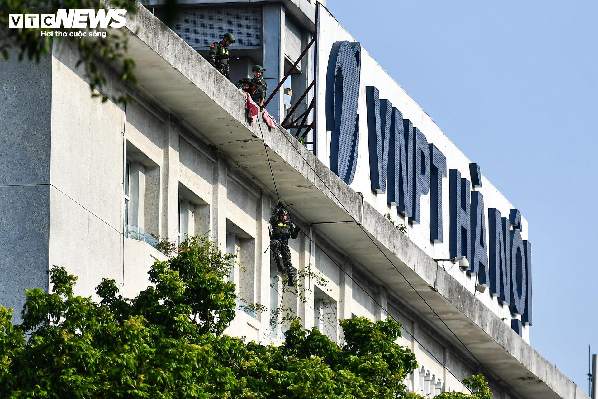Cảnh sát đặc nhiệm trình diễn chống khủng bố bảo vệ yếu nhân tại Hồ Gươm - Ảnh 2.
