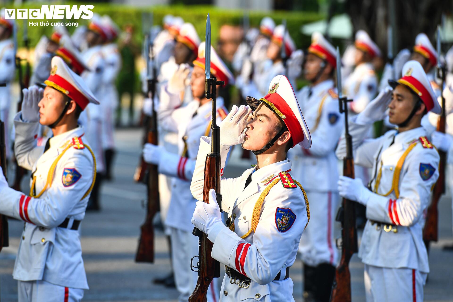 Cảnh sát đặc nhiệm trình diễn chống khủng bố bảo vệ yếu nhân tại Hồ Gươm - Ảnh 14.