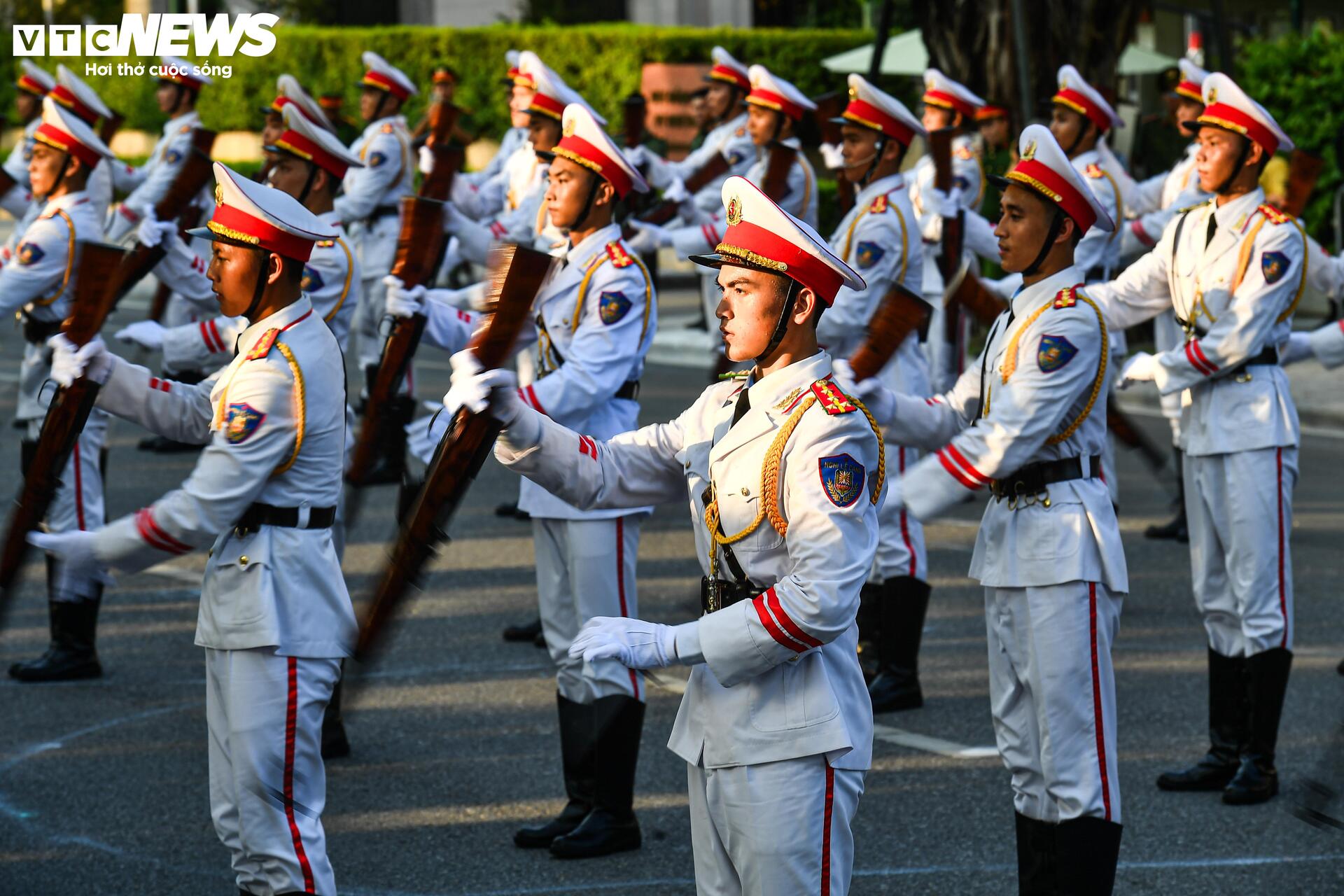 Cảnh sát đặc nhiệm trình diễn chống khủng bố bảo vệ yếu nhân tại Hồ Gươm - Ảnh 13.