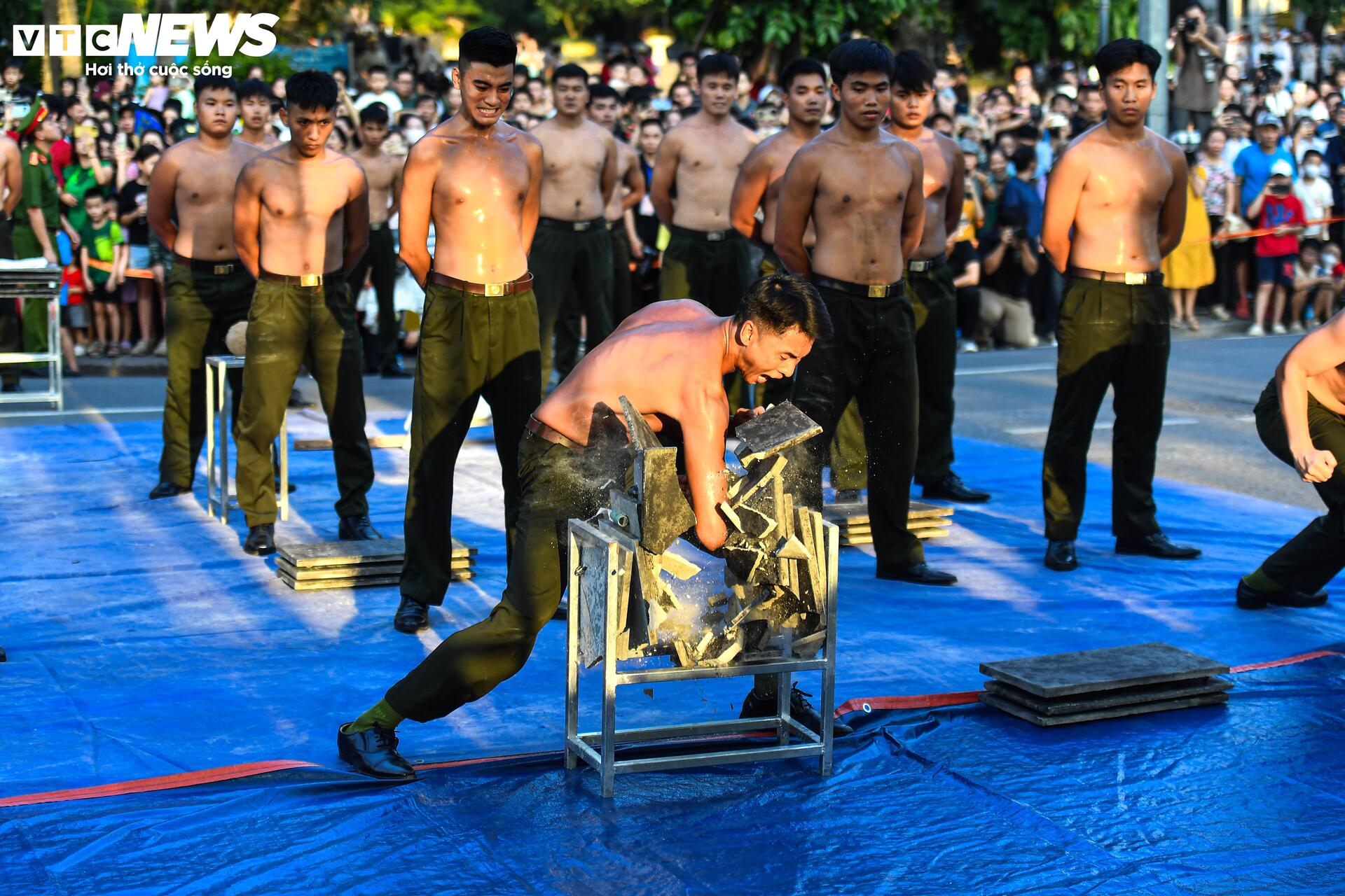 Cảnh sát đặc nhiệm trình diễn chống khủng bố bảo vệ yếu nhân tại Hồ Gươm - Ảnh 18.
