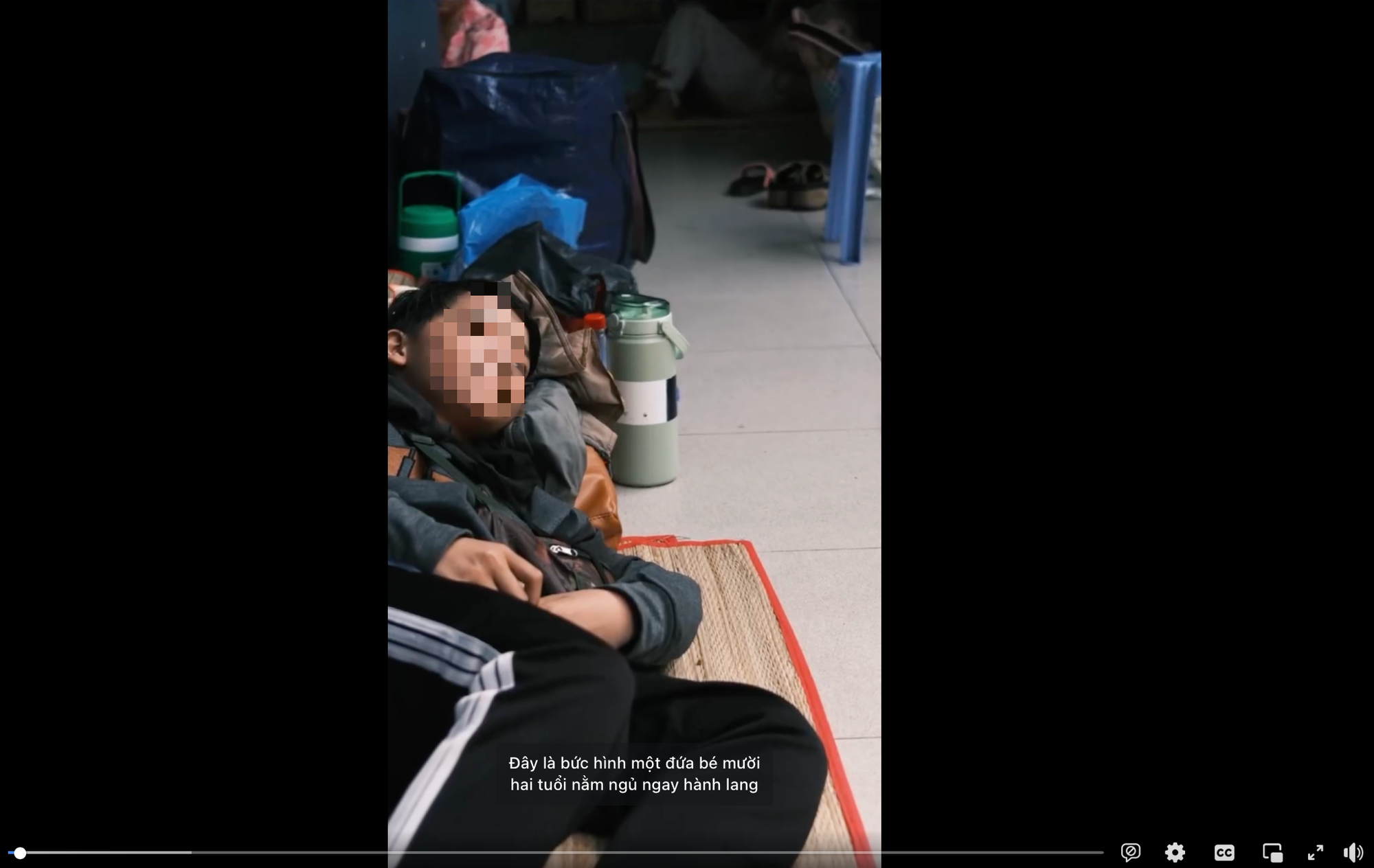 Sự thật về bé trai 12 tuổi ngủ hành lang Bệnh viện Chợ Rẫy chăm mẹ- Ảnh 1.