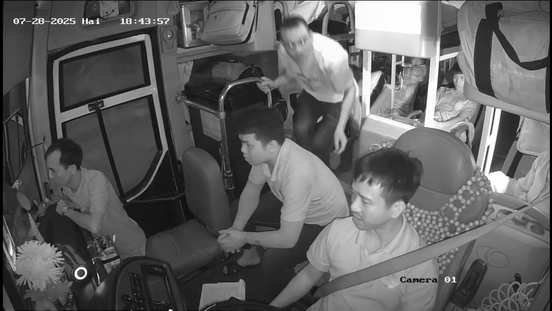 H&agrave;nh kh&aacute;ch lao l&ecirc;n t&aacute;t mạnh v&agrave;o mặt t&agrave;i xế đang l&aacute;i xe: Nguồn cơn g&acirc;y bất b&igrave;nh - Ảnh 1.