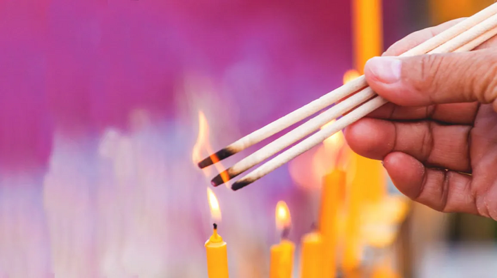 Thắp hương bao lâu thì hạ lễ và thụ lộc chính xác - Ảnh 1.