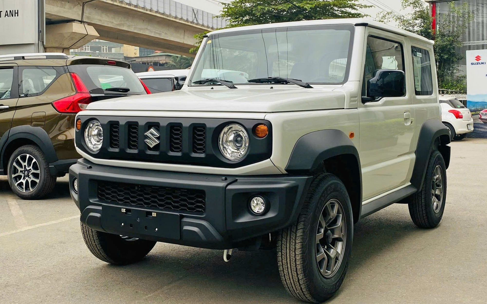 Mua Suzuki Jimny bây giờ tiết kiệm 120 triệu đồng tiền lăn bánh: Đại lý giảm giá sâu, nhiều nơi độ sẵn hầm hố để hút khách - Ảnh 2.