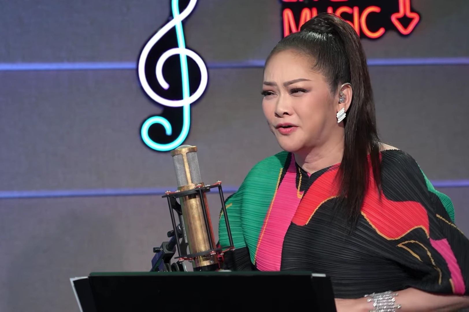 Như Quỳnh hỏi thẳng một đồng nghiệp: "Vậy là hồi xưa không đàng hoàng?"- Ảnh 2.